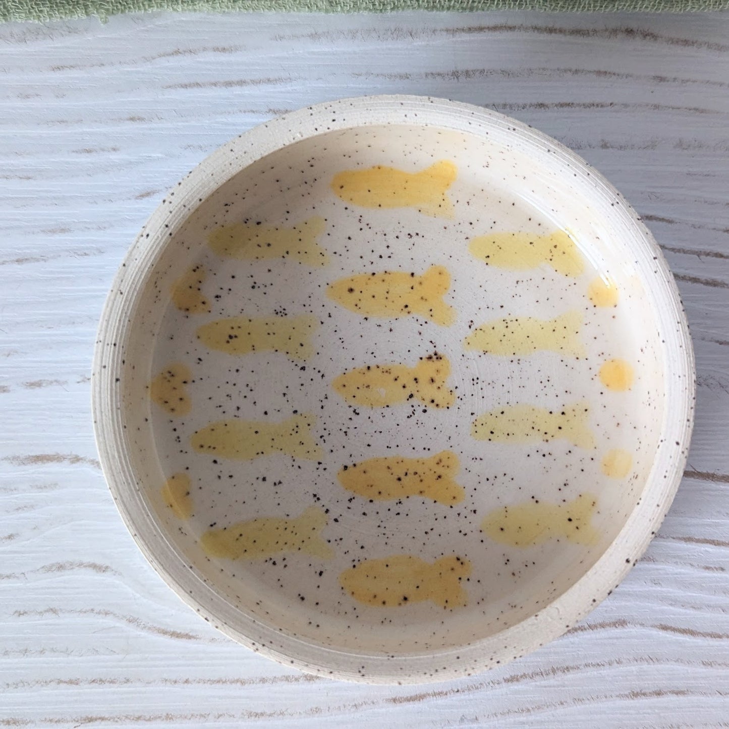 Short Ceramic Cat Bowl with Two Fish Colors
